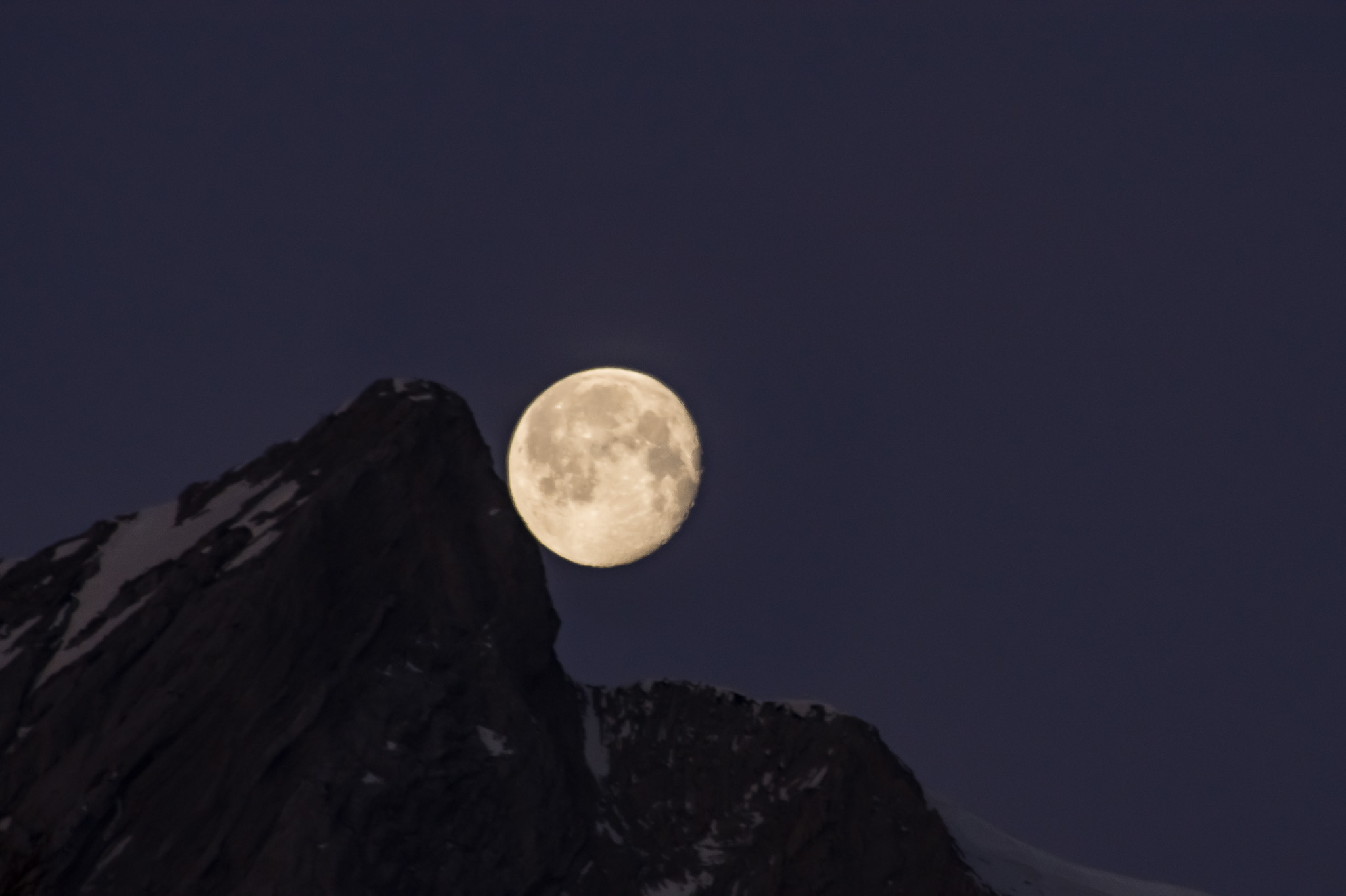 La pleine lune dévale de la montagne